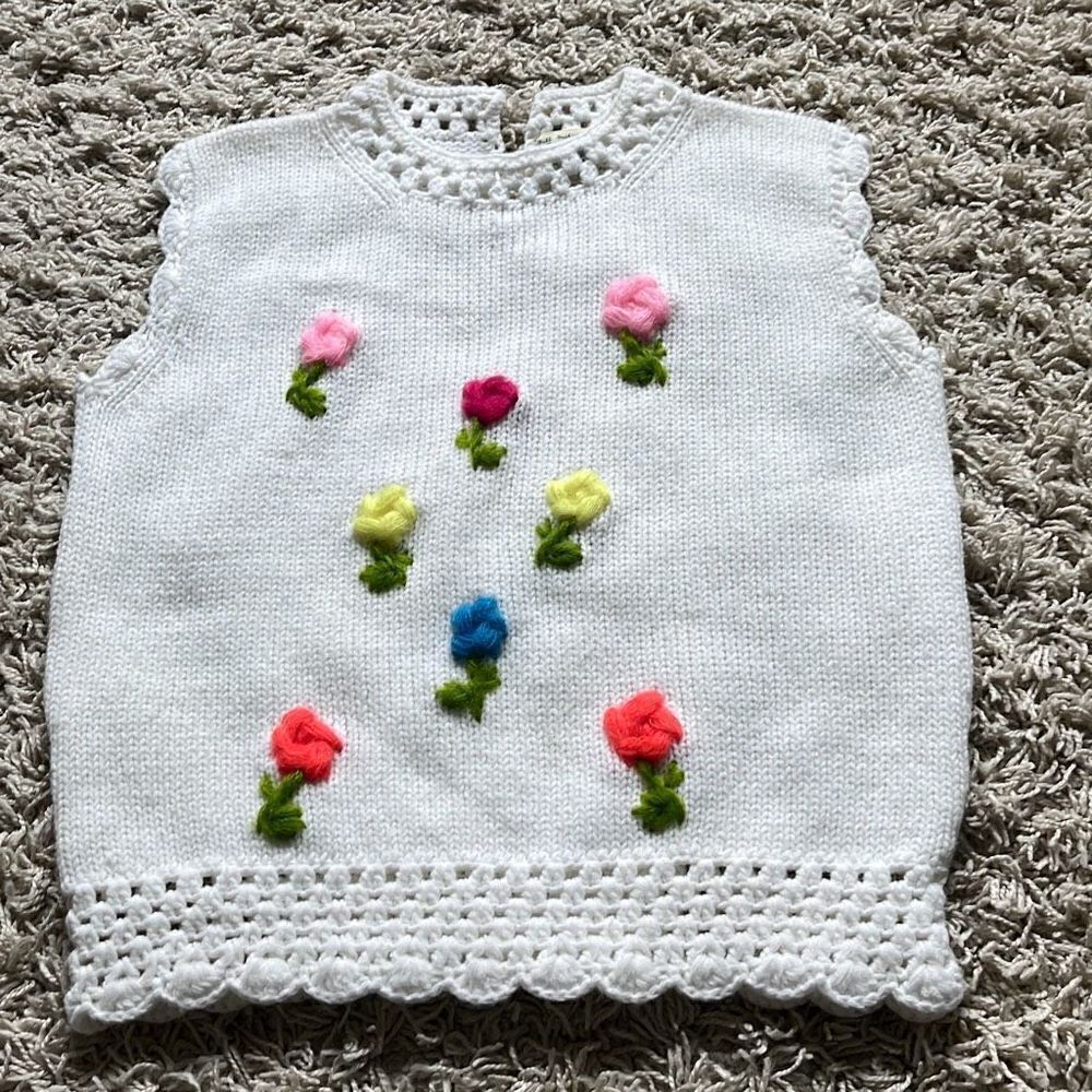 Vintage Sally Gee Women’s sleeveless Sweater Bright Flowers White Hand Crochet 1